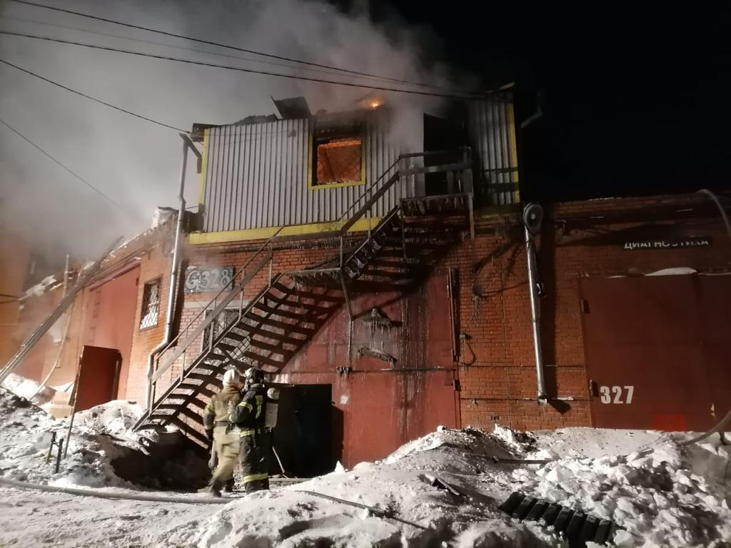 Фото Четыре человека погибли в ночном пожаре в Новосибирске 2